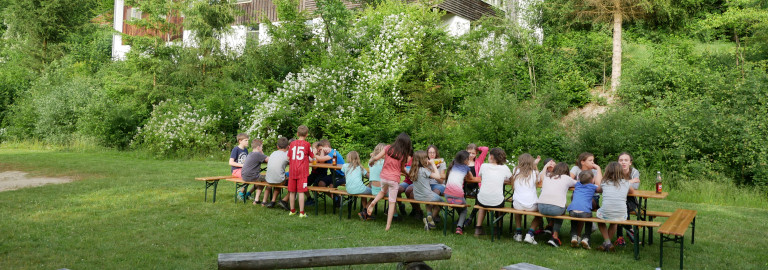 Eine Kindergruppe zu Gast